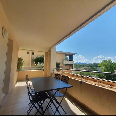 Location D'Un Superbe Appartement Avec Piscine Roquebrune-sur Argens Exterior foto